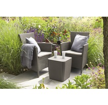 Záhradný nábytok s dvoma kreslami a stolom v záhrade