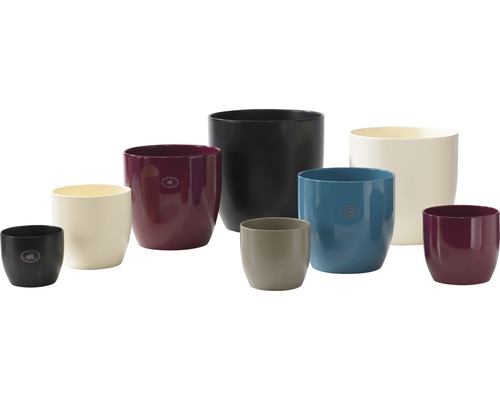 Rôznofarebné plastové kvetináče rôznych veľkostí