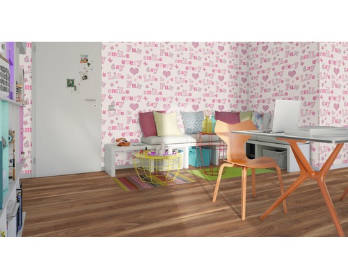 Svetlá izba s písacím stolom, stoličkou a ozdobnou tapetou