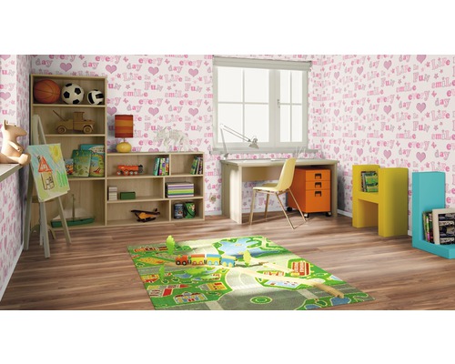 Detská izba s písacím stolom, regálom a hracím kobercom