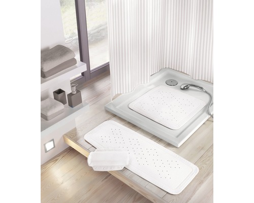 Kúpeľňová scéna so sprchovou rohožou, vložkou do sprchovej vaničky a vankúšom do vane