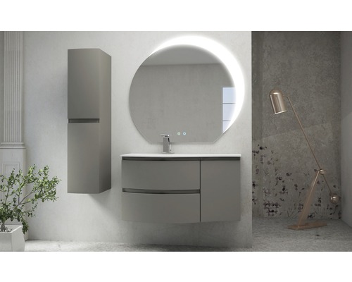 Kúpeľňa s umývadlom, zrkadlovou skrinkou a osvetleným zrkadlom