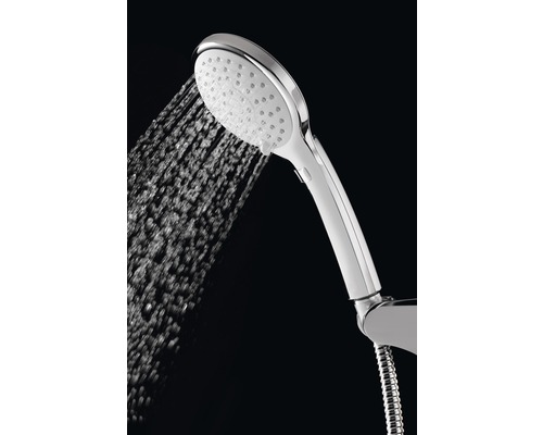 Ručná sprcha so sprchovou hadicou v prevádzke