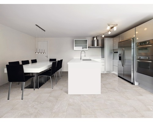 Svetlý, moderný kuchynský priestor s dlažbou, jedálenským stolom a kuchynským ostrovčekom.