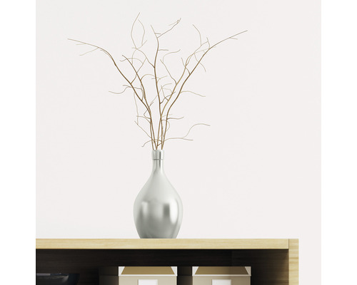 Dekoratívne vetvy vo váze na skrinke