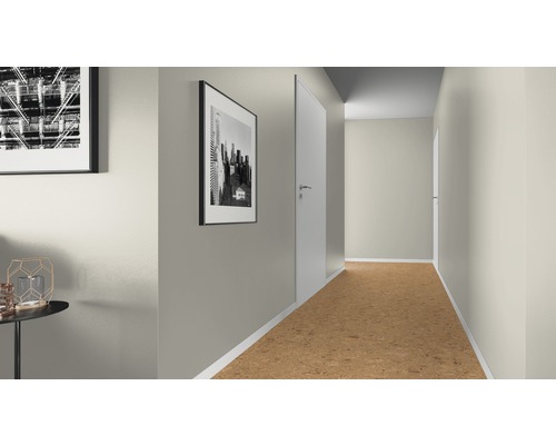 Chodba s korkovou podlahou a nástennými obrazmi