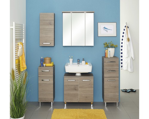 Svetlá kúpeľňa s umývadlom, zrkadlovou skrinkou, závesnou skrinkou a spodnými skrinkami