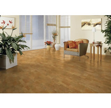 Obývacia izba s korkovou podlahou, kreslom a izbovými rastlinami pre útulnú atmosféru