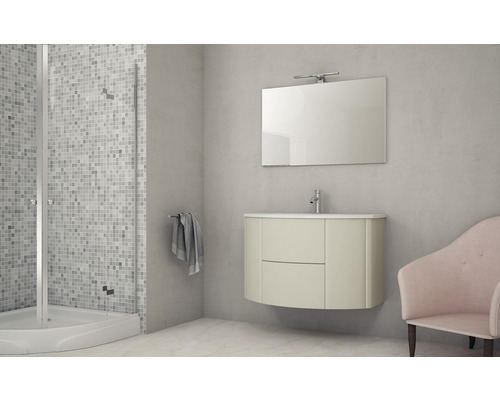 Moderná kúpeľňa so sprchovacím kútom, umývadlovou skrinkou, zrkadlom a kreslom