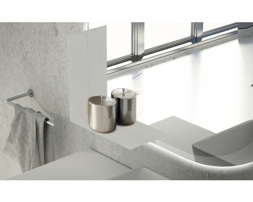 Svetlá kúpeľňa s držiakom na uteráky, dve nádoby s vekom a umývadlom