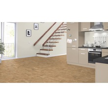 Svetlá obývacia izba s korkovou podlahou, schodiskom a vstavanou kuchyňou