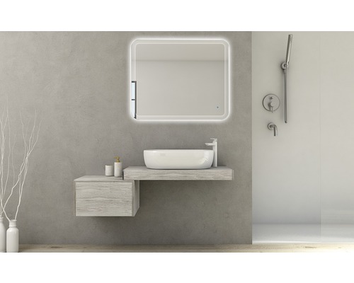 Kúpeľňa s umývadlom, zrkadlom s osvetlením a sprchou