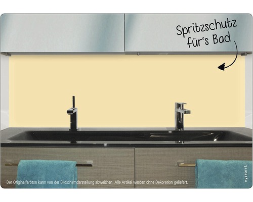 Kúpeľňa so zástenou proti striekajúcej vode nad umývadlom