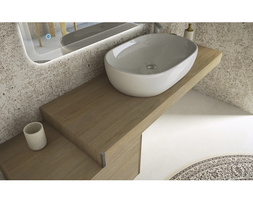 Kúpeľňová umývadlová skrinka s keramickým umývadlom na drevenej doske so zrkadlom a doplnkami