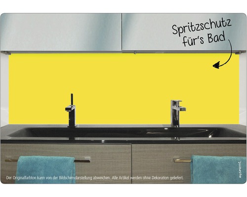 Žltá ochrana proti striekajúcej vode do kúpeľne za umývadlom.