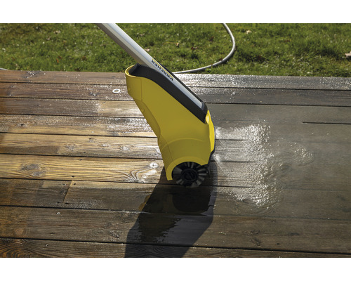 Plošný čistič Kärcher v prevádzke na drevenej terase