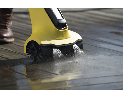 Žltý čistič terás v prevádzke na drevenej terase