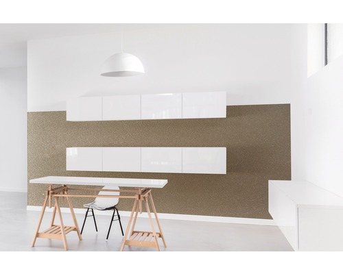 Interiér s bielymi závesnými skrinkami, stolom s kozovou konštrukciou a závesným svietidlom