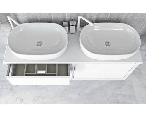 Dvojité umývadlo so zásuvkou a dvoma umývadlovými misami v kúpeľni