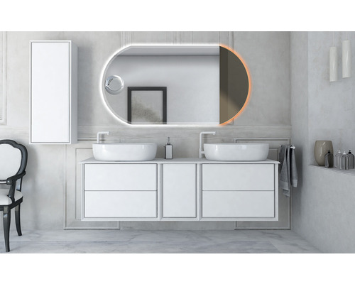 Kúpeľňa s dvojitým umývadlom, zrkadlom s osvetlením a závesnou skrinkou