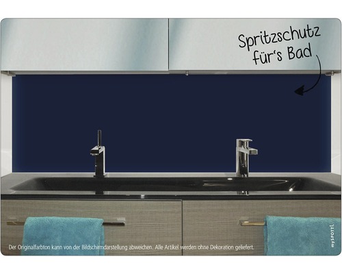 Kúpeľňa s ochranou proti striekajúcej vode, umývadlom a uterákom