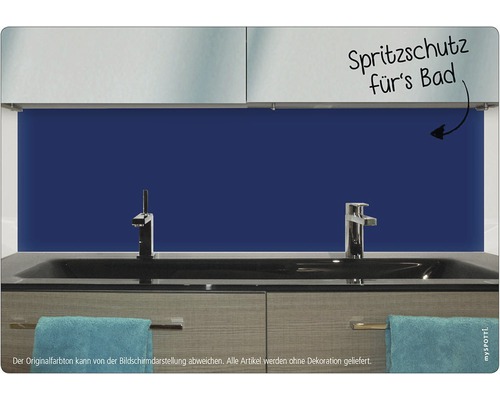 Kúpeľňa s umývadlom, batériami a modrou ochranou proti striekajúcej vode