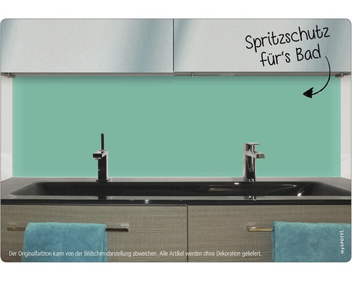 Kúpeľňa s ochrannou stenou proti striekajúcej vode za umývadlom