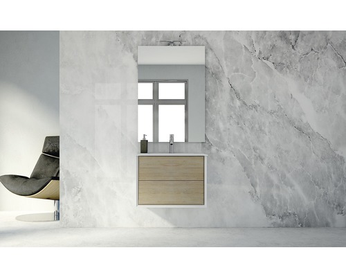 Moderná kúpeľňa s umývadlom, zrkadlom a kreslom