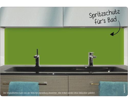 Kúpeľňa so zelenou ochranou proti striekajúcej vode za umývadlom.