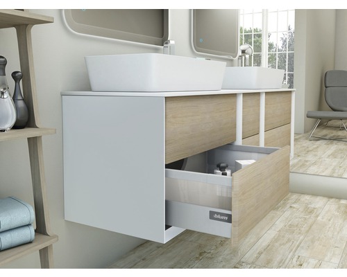 Kúpeľňa s umývadlom, umývadlami a zásuvkovým prvkom s otvorenou zásuvkou