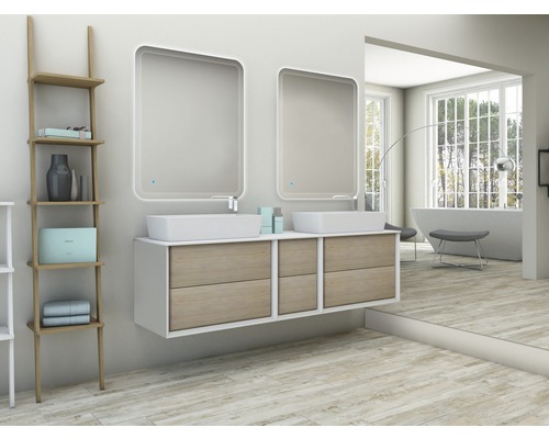 Kúpeľňa s umývadlovou skrinkou, dvoma umývadlami na dosku, dvoma zrkadlami a regálom