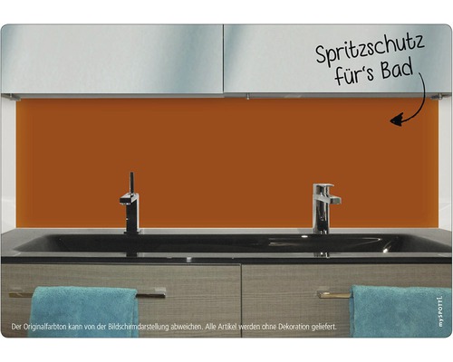 Oranžová ochrana proti striekajúcej vode za umývadlom v kúpeľni.
