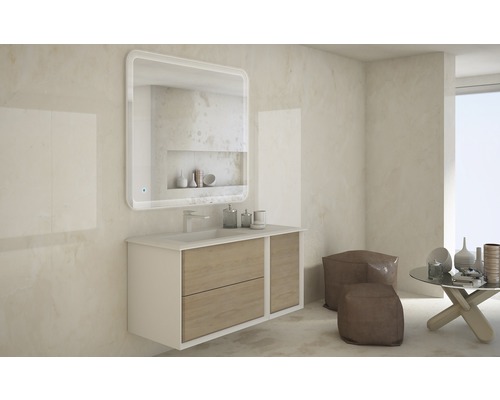 Kúpeľňa s umývadlom, zrkadlom, sedením a odkladacím stolíkom vo svetlej miestnosti