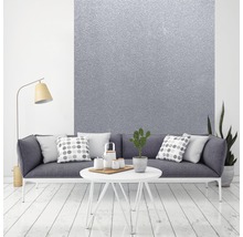 Obývacia izba s pohovkou, stolom a dekoráciami