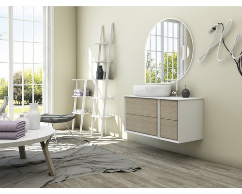 Svetlá kúpeľňa s umývadlom, zrkadlom, regálom a dekoráciou