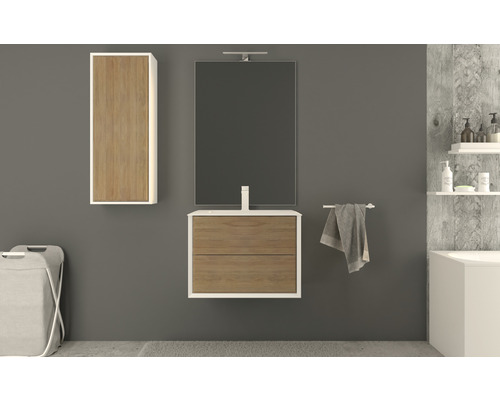 Moderná kúpeľňa s umývadlovou skrinkou, zrkadlovou skrinkou a vysokou skrinkou