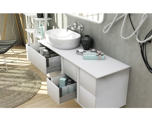 Moderná kúpeľňa s bielou umývadlovou skrinkou, umývadlom na dosku a otvorenými zásuvkami na uloženie