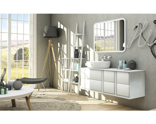 Moderná kúpeľňa s umývadlom, zrkadlom, komodou a dekoráciou