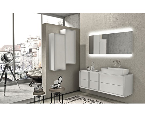 Svetlá kúpeľňa s umývadlom, zrkadlovou skrinkou, osvetleným zrkadlom a dekoráciou