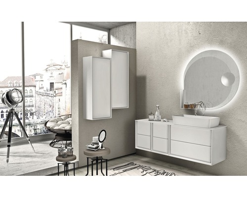 Svetlá kúpeľňa s umývadlom, zrkadlom s osvetlením a dvoma závesnými skrinkami.