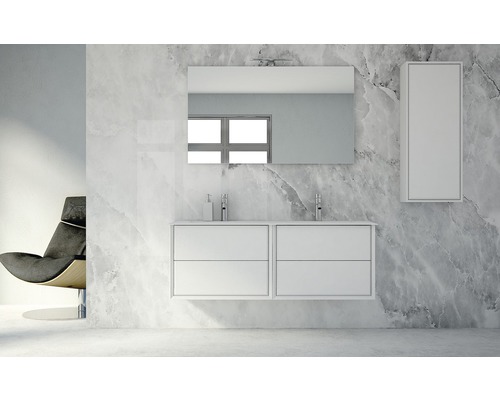 Kúpeľňa s bielou skrinkou pod umývadlo, zrkadlom, zrkadlovou skrinkou a kreslom