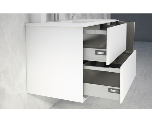 Skrinka pod umývadlo s dvoma otvorenými zásuvkami a logom Blum