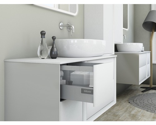 Kúpeľňa s umývadlom a otvoreným zásuvkovým prvkom