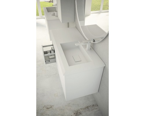 Moderná kúpeľňa s umývadlom, zrkadlom a spodnou skrinkou pre svetlú a priateľskú atmosféru.