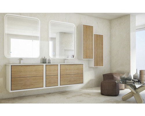 Svetlá kúpeľňa s umývadlovou skrinkou, zrkadlovou skrinkou a dvoma osvetlenými zrkadlami