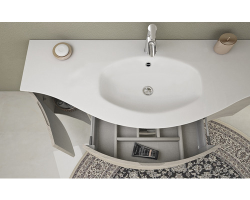 Kúpeľňová skrinka s umývadlom, batériou, otvorenou zásuvkou a kúpeľňovými doplnkami