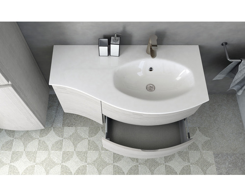 Umývadlo s otvorenou zásuvkou, vodovodnou batériou a kúpeľňovými doplnkami