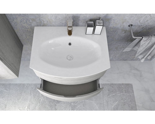 Kúpeľňová umývadlová skrinka s otvorenou zásuvkou, vodovodnou batériou a uterákom