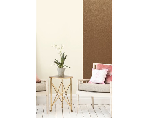 Interiérová scéna s dvoma stoličkami, odkladacím stolíkom a dekoratívnou úpravou stien