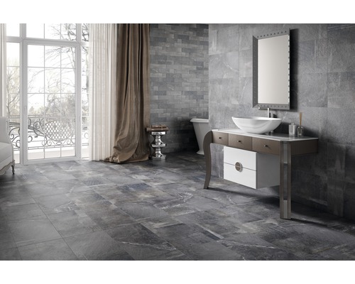 Moderná kúpeľňa so sivými obkladmi stien a podlahy, umývadlom a oknom